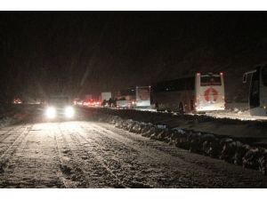 Araçlar Mahsur Kaldı, 2 Kilometrelik Kuyruk Oluştu