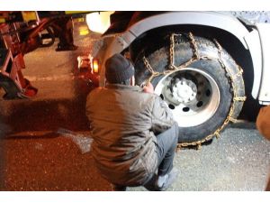 Yollar Buzlandı Sürücüler Yolda Kaldı