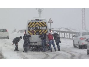 İstanbul’da Yollar Buz Pistine Döndü