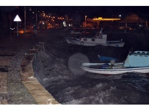 Ayvalık’ta Poyraz Balıkçı Teknelerini Batırdı