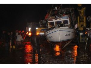 Alanya’da Balıkçı Tekneleri Dev Dalgalara Yenildi
