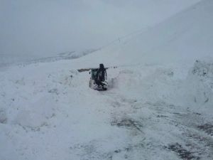 Tunceli-erzincan Yoluna Çığ Düştü