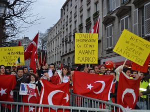 Türk Vatandaşları Fransa Meclisi Önündeki Protestolarını Tamamladı