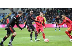 Kartal Kayseri’de Buz Kesti