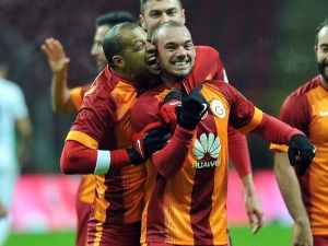 Melo, Sneıjder’in Kulağını Isırdı