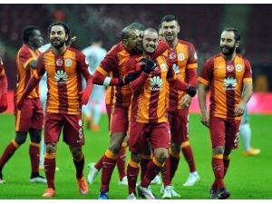 Melo, Sneijder’in Kulağını Isırdı !