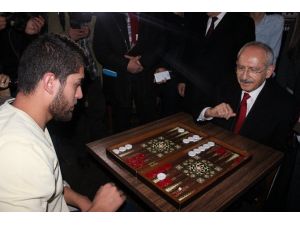 Chp Lideri Gençlerle Tavla Oynadı