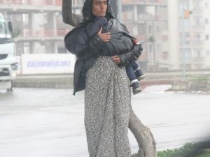 Yağmurda Bile Çocuklarını İstismar Ederek Dileniyorlar