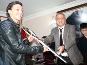 Mesut Özile Devrek Bastonu Hediye Edildi