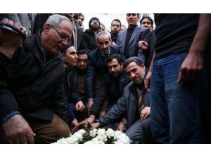Eski İran Cumhurbaşkanı Ahmedinejad, Ölen Annesinin Mezarına Girdi
