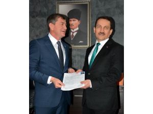 Mehmet Atalay, Ak Parti Rozetini Takarak Siyasete Adım Attı