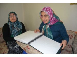 Dinini Braille Alfabesiyle Yazılan Kitaplardan Öğreniyor