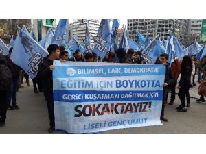 Liselilerden Bakanlık Önünde Eylem