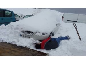 Uludağ’da Araçlar Kara Gömüldü