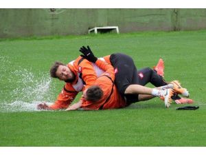 Adanaspor, Gaziantep Büyükşehir Belediyespor Maçı Hazırlıklarını Yağmur Altında Sürdürdü