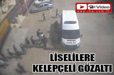 Okul bahçesinde öğrencilere kelepçeli gözaltı 