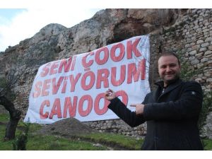 Kaleye Astığı Pankartla Evlenme Teklif Etti
