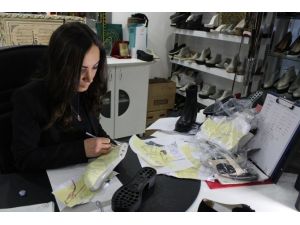 Komşuya Ayakkabı Giydiriyor