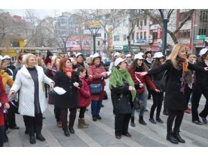 Kadına Şiddete Dans Ederek Tepki Gösterdiler