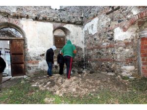 Kilisede Define Arayanlara Su Engeli