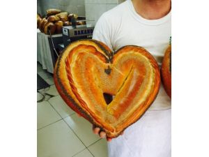 Sevgililer Gününe Özel Kalp Şeklinde Ekmek Üretti