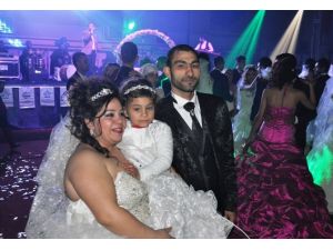 Kucakta Bebekle Dünya Evine Girdiler