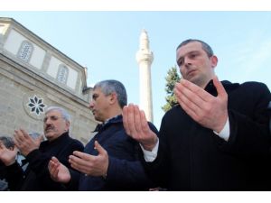 Özgecan Ve 3 Abd’li Müslüman İçin Cenaze Namazı Kıldılar