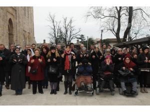 Bursalı Kadınlar Özgecan İçin Cenaze Namazı Kıldı