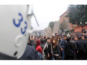 Mersin’de Yüzlerce Kişi Yağmurlu Havada Özgecan İçin Yürüdü