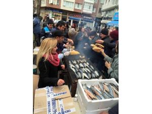 Adaylığını Balık Ekmek Dağıtarak Açıkladı
