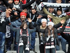 Beşiktaş Taraftarı Özgecan’ı Unutmadı