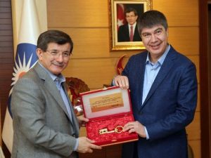 Başbakan Davutoğlu’na, Antalya’nın Anahtarı Verildi