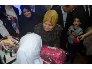 Sare Davutoğlu Suriyeli Çocuklara Hediye Dağıttı