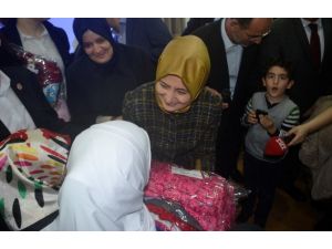 Sare Davutoğlu Çocuklara Hediyeler Dağıttı