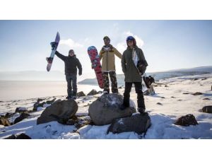 5 Yıldızlı Otelin Çatısından Snowboard İle Atladılar