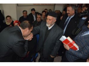 Anne Ve Babasının Elini Öpüp Adaylığını Açıkladı