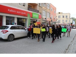 Öğrenciler Özgecan İçin Oturma Eylemi Yaptı