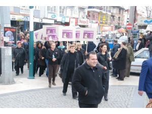 Edremitli Kadınlar Özgecan İçin Meydanlara İndi