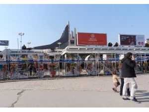 Kosova’daki Newborn Heykeli Farklı Renklerle Boyandı