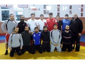 Milli Güreşçilerimiz, Dünya Kupası’na Bileniyor