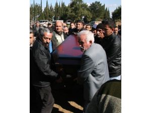 Anne, Baba Ve Oğul Farklı Törenlerle Aynı Mezarlıkta Toprağa Verildi