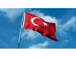 Türk Bayrağına Çirkin Saldırı