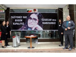 Özgecan İçin İş Yerini Kapatarak Taziye İlanı Astı