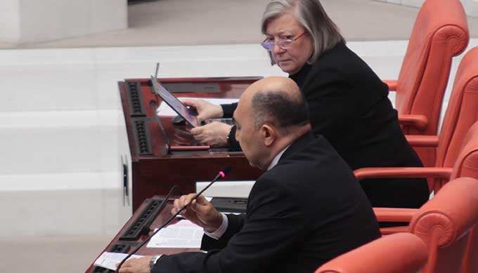 Ramazanoğlu Meclis’te Fatiha Okuyup Dua Etti 