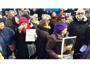 Meclis Önünde Ağlatan Özgecan Eylemi