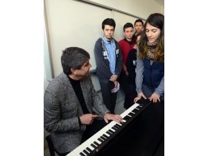 Başkan Türel, Fikret Şeneş’i Piyanoda Andı