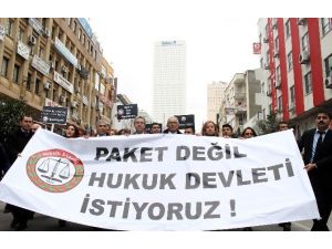 Avukatlar Cübbeleri İle Yürüyerek ’İç Güvenlik Reformu Paketi’ni Protesto Etti