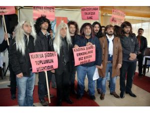 Kadına Şiddeti Protesto İçin Erkekler Peruk Taktı