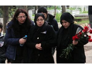 Özgecan’ın Annesi İle Babası Mezar Ziyaretinde Yürekleri Burktu