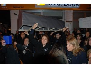 Özgecan Aslan Cinayetini Siyah Tabutla Protesto Ettiler